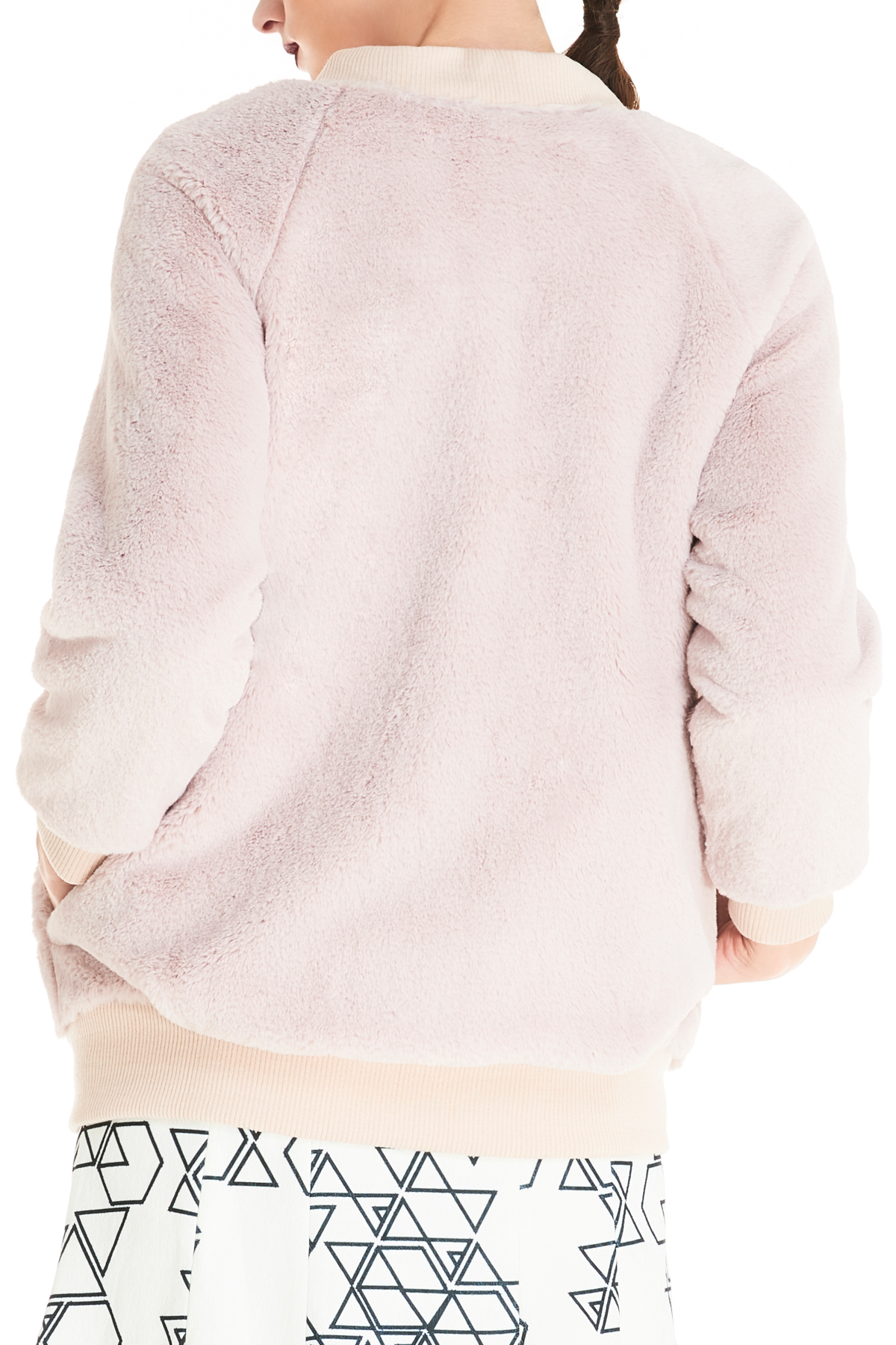Tibaeg, jumper, pink jumper, jacket, furry jumper, pink jacket. pink fur, winter outfit, vacation outfit, designer jumper, outfit, fashion, designer clothes, designer brands, ชุดแบรนด์เนม, เช่าชุด, เสื้อหนาว, ชุดไปเที่ยว