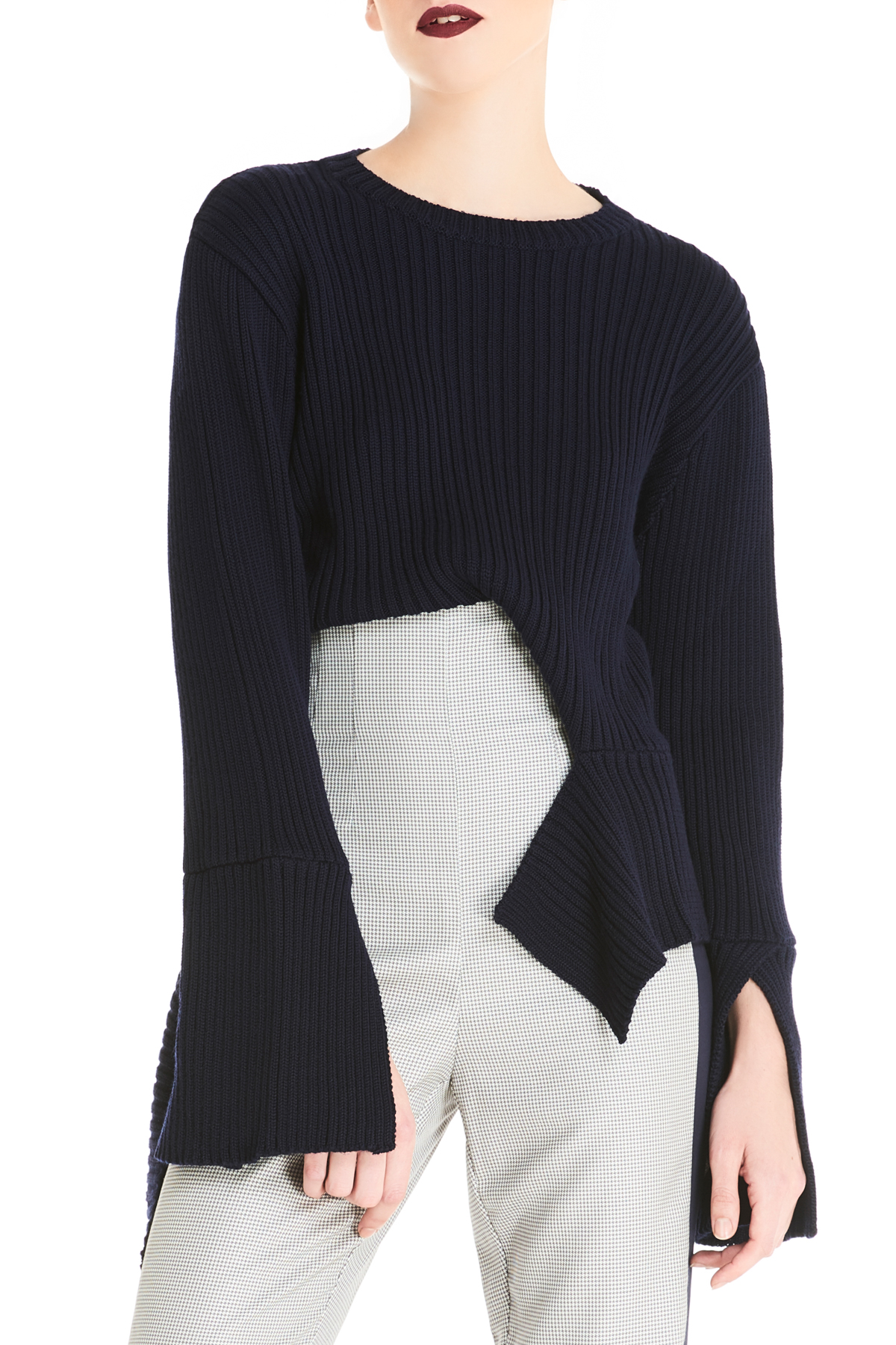 LOW CLASSIC, top, knit top, navy blue top, winter outfit, vacation outfit, designer dress, outfit, fashion, designer clothes, designer brands, ชุดแบรนด์เนม, เช่าชุด, เสื้อหนาว, ชุดไปเที่ยว