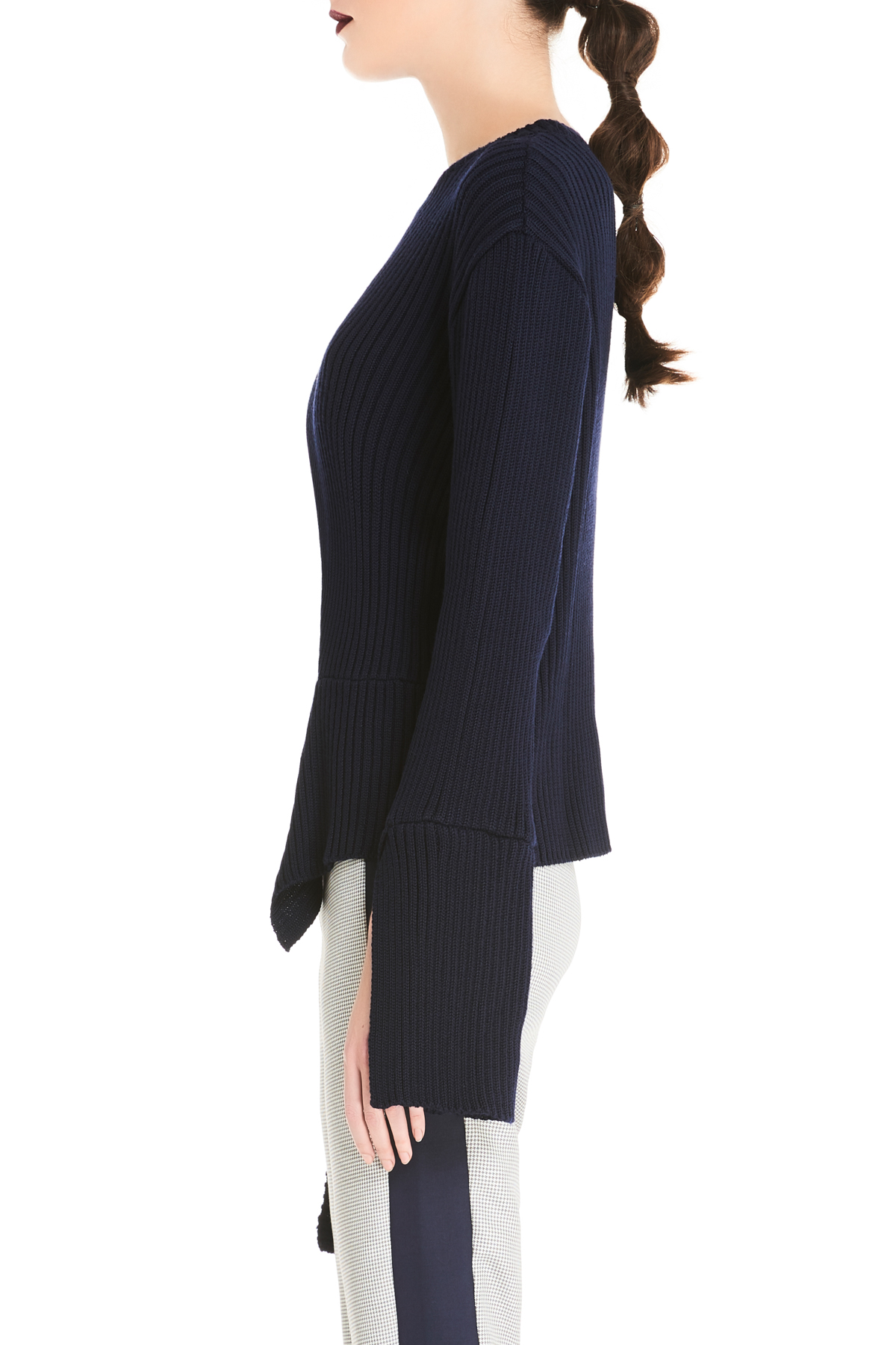 LOW CLASSIC, top, knit top, navy blue top, winter outfit, vacation outfit, designer dress, outfit, fashion, designer clothes, designer brands, ชุดแบรนด์เนม, เช่าชุด, เสื้อหนาว, ชุดไปเที่ยว